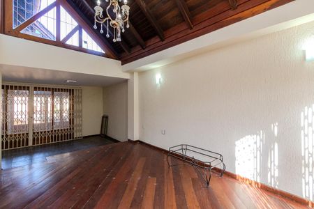 Casa à venda com 280m², 3 quartos e 3 vagas Casa à venda com 280m², 3 quartos e 3 vagasSala