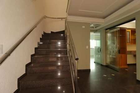 Casa à venda com 470m², 3 quartos e 6 vagasEscada