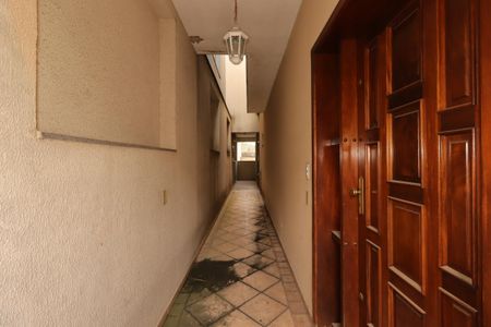 Casa para alugar com 470m², 3 quartos e 6 vagasCorredor externo