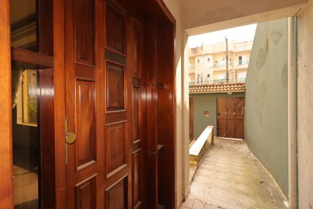 Casa para alugar com 470m², 3 quartos e 6 vagasCorredor externo