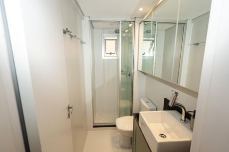 Banheiro de apartamento à venda com 1 quarto, 45m² em Petrópolis, Porto Alegre