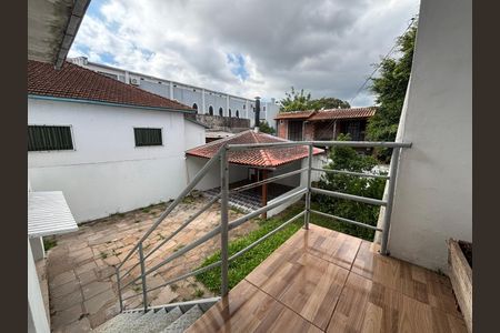Casa para alugar com 130m², 2 quartos e 2 vagas Casa para alugar com 130m², 2 quartos e 2 vagasEscada