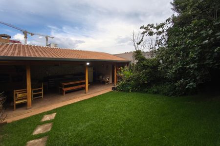 Casa à venda com 400m², 2 quartos e 2 vagas Casa à venda com 400m², 2 quartos e 2 vagasQuintal