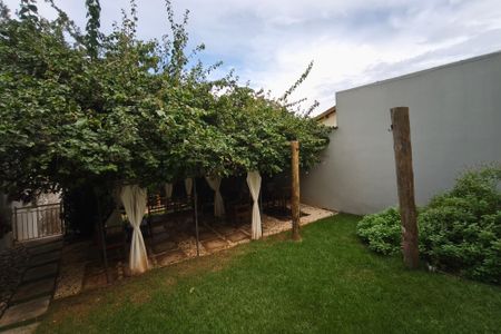 Casa à venda com 400m², 2 quartos e 2 vagas Casa à venda com 400m², 2 quartos e 2 vagasQuintal