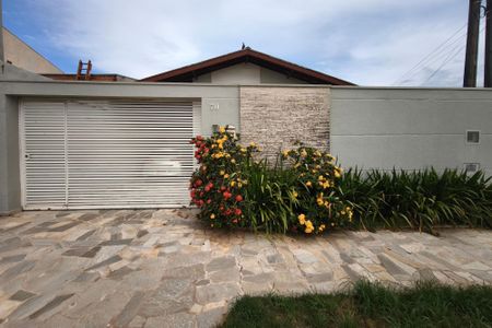 Casa à venda com 400m², 2 quartos e 2 vagas Casa à venda com 400m², 2 quartos e 2 vagasFachada