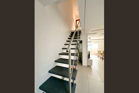 Apartamento para alugar com 70m², 2 quartos e 1 vagaEscada