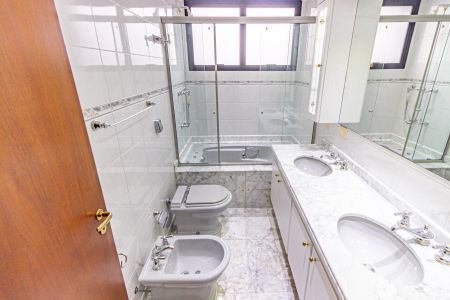 Apartamento para alugar com 128m², 3 quartos e 4 vagas Apartamento para alugar com 128m², 3 quartos e 4 vagasBanheiro da Suíte
