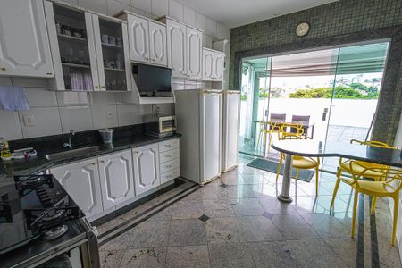 Apartamento à venda com 190m², 4 quartos e 2 vagascozinha / cobertura