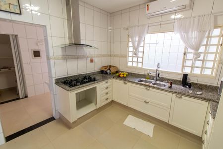 Casa para alugar com 275m², 4 quartos e 4 vagasCOZINHA