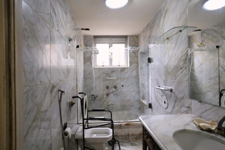 Apartamento à venda com 380m², 4 quartos e 2 vagasBanheiro da Suíte