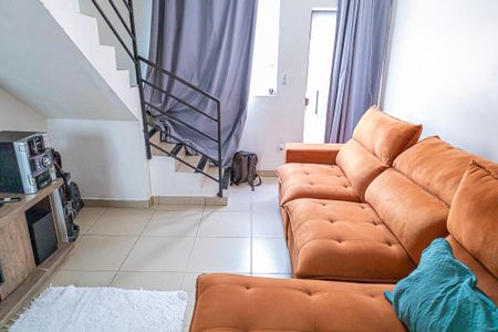 Sala de casa de condomínio à venda com 2 quartos, 70m² em São Benedito, Belo Horizonte
