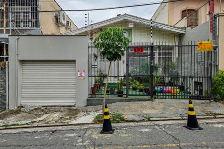 Casa à venda com 160m², 3 quartos e 2 vagas Casa à venda com 160m², 3 quartos e 2 vagasFachada