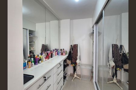 Apartamento à venda com 168m², 2 quartos e 3 vagas Apartamento à venda com 168m², 2 quartos e 3 vagasCloset