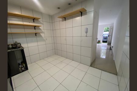 Cozinha de casa de condomínio para alugar com 2 quartos, 80m² em Jacarepaguá, Rio de Janeiro