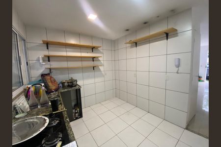 Cozinha de casa de condomínio para alugar com 2 quartos, 80m² em Jacarepaguá, Rio de Janeiro