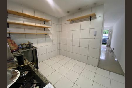 Cozinha de casa de condomínio para alugar com 2 quartos, 80m² em Jacarepaguá, Rio de Janeiro