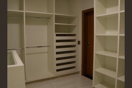 Casa para alugar com 530m², 5 quartos e 5 vagasCloset da suíte 3