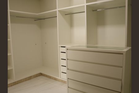 Casa para alugar com 530m², 5 quartos e 5 vagasCloset da suíte 3
