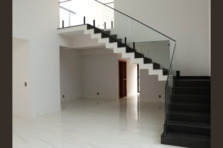 Casa para alugar com 530m², 5 quartos e 5 vagasEscada