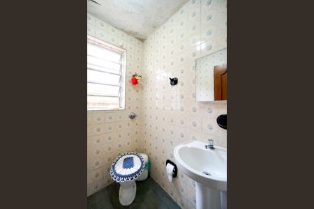 Casa à venda com 225m², 3 quartos e 2 vagasBanheiro social térreo