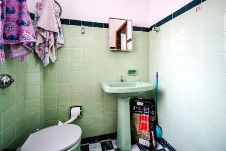 Casa à venda com 225m², 3 quartos e 2 vagasBanheiro social 