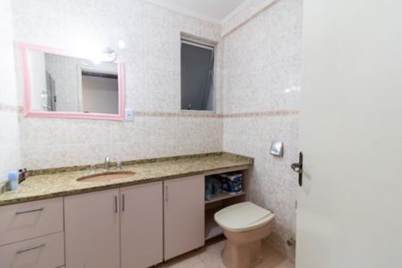 Banheiro de apartamento à venda com 3 quartos, 100m² em Medianeira, Porto Alegre