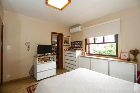 Casa à venda com 180m², 3 quartos e 2 vagas Casa à venda com 180m², 3 quartos e 2 vagasSuíte