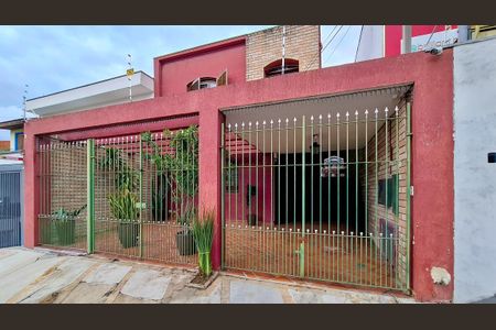 Casa à venda com 180m², 3 quartos e 2 vagas Casa à venda com 180m², 3 quartos e 2 vagasFachada da Casa