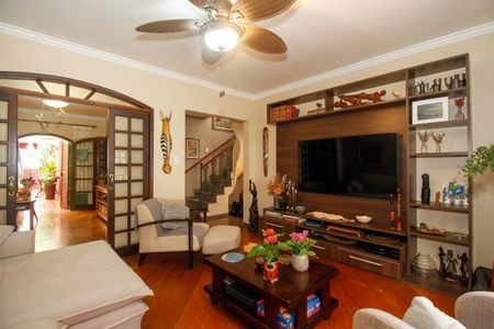 Casa à venda com 180m², 3 quartos e 2 vagas Casa à venda com 180m², 3 quartos e 2 vagasSala de Estar