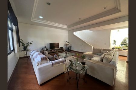 Casa de condomínio para alugar com 833m², 7 quartos e 6 vagasSala