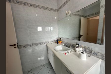 Casa de condomínio para alugar com 833m², 7 quartos e 6 vagasBanheiro da Suíte 2