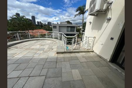 Casa de condomínio para alugar com 833m², 7 quartos e 6 vagasVaranda