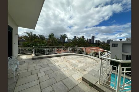 Casa de condomínio para alugar com 833m², 7 quartos e 6 vagasVaranda