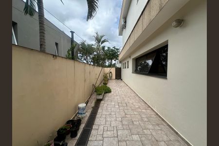 Casa de condomínio para alugar com 833m², 7 quartos e 6 vagasQuintal