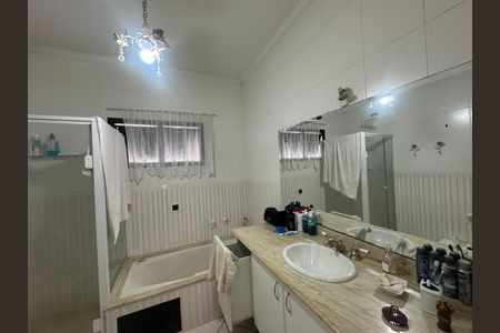 Casa de condomínio para alugar com 833m², 7 quartos e 6 vagasBanheiro da Suíte 5