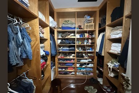Casa de condomínio para alugar com 833m², 7 quartos e 6 vagasCloset da Suíte 5