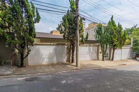 Casa à venda com 309m², 4 quartos e 8 vagasFachada