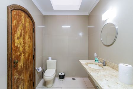 Casa à venda com 309m², 4 quartos e 8 vagasBanheiro social