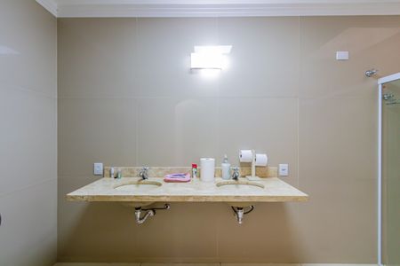 Casa à venda com 309m², 4 quartos e 8 vagasSuite 02 - Banheiro
