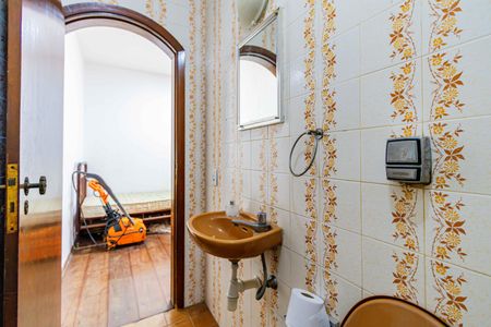 Casa à venda com 309m², 4 quartos e 8 vagasBanheiro de serviço