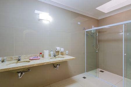Casa à venda com 309m², 4 quartos e 8 vagasSuite 02 - Banheiro