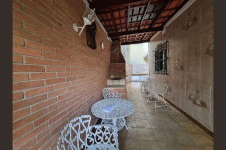 Casa à venda com 180m², 3 quartos e 2 vagas Casa à venda com 180m², 3 quartos e 2 vagasQuintal