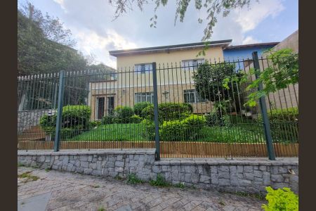 Casa à venda com 180m², 3 quartos e 2 vagas Casa à venda com 180m², 3 quartos e 2 vagasFachada