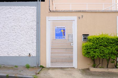 Casa de condomínio para alugar com 62m², 2 quartos e 2 vagasPlaca instalada no portão do condomínio - Código da placa: YEQA-471