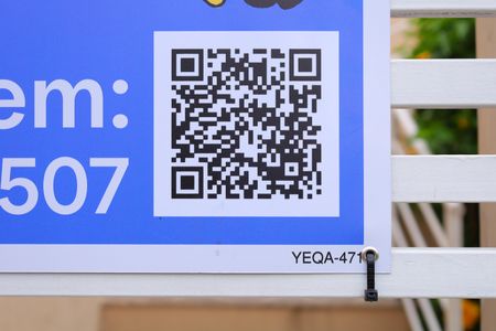 Casa de condomínio para alugar com 62m², 2 quartos e 2 vagasPlaca instalada no portão do condomínio - Código da placa: YEQA-471