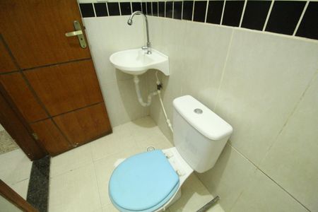 Banheiro de kitnet/studio para alugar com 1 quarto, 60m² em Taquara, Rio de Janeiro