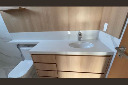 Casa de condomínio à venda com 388m², 4 quartos e 2 vagas Casa de condomínio à venda com 388m², 4 quartos e 2 vagasBanheiro da Suíte 2