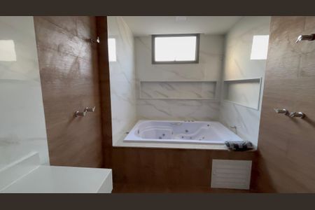 Casa de condomínio à venda com 388m², 4 quartos e 2 vagas Casa de condomínio à venda com 388m², 4 quartos e 2 vagasBanheiro da Suíte 4