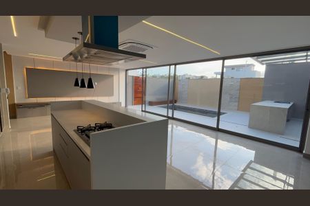 Sala de casa de condomínio à venda com 4 quartos, 388m² em Recreio dos Bandeirantes, Rio de Janeiro