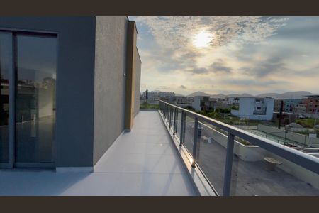 Casa de condomínio à venda com 388m², 4 quartos e 2 vagas Casa de condomínio à venda com 388m², 4 quartos e 2 vagasVaranda